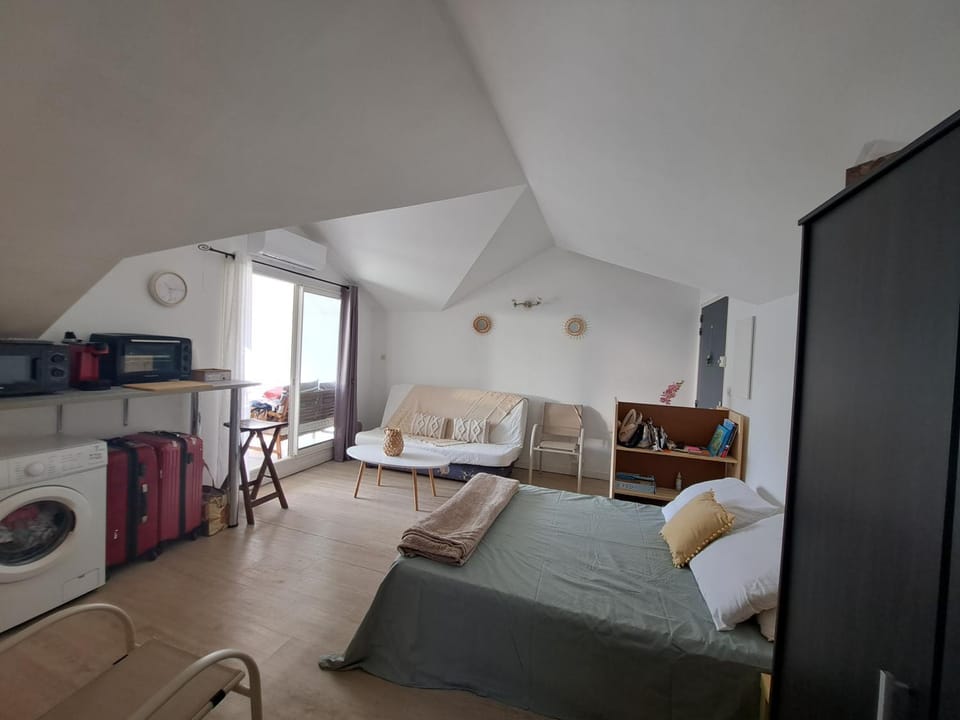 Bed, TV and multimedia, Living room, Seating area, Bedroom, washing machine