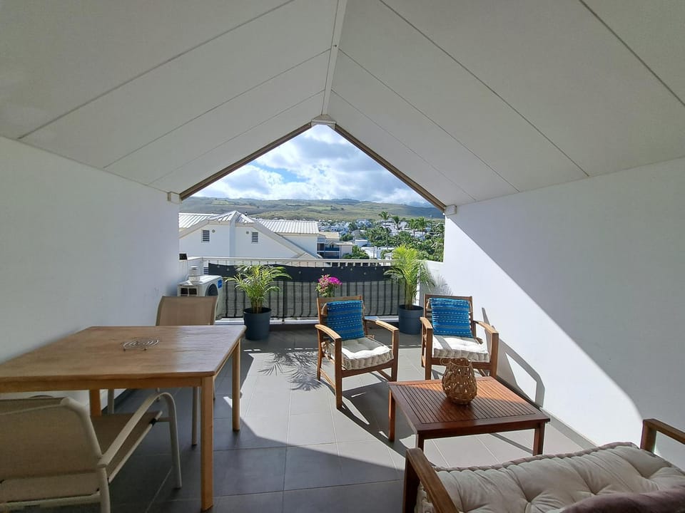 Patio, Balcony/Terrace, Dining area, Mountain view