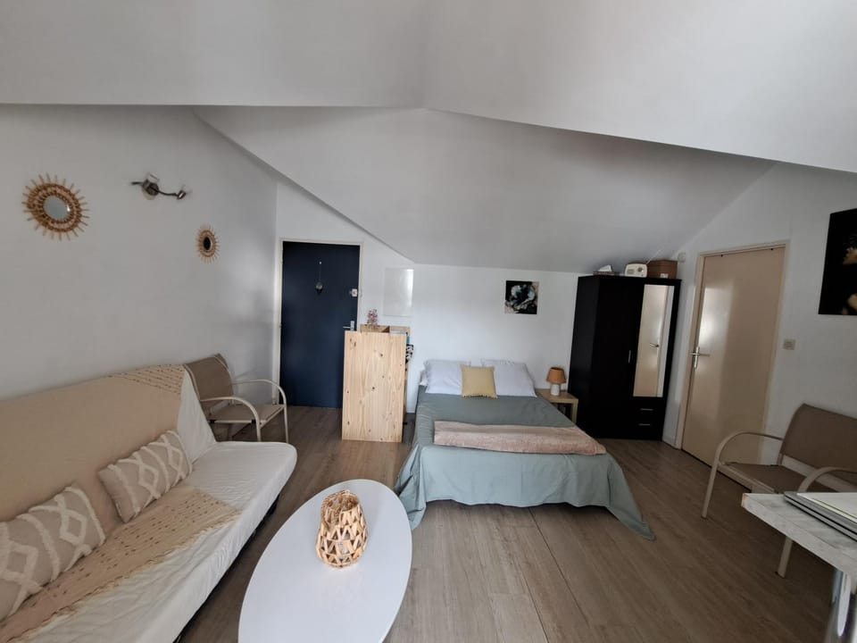 TV and multimedia, Photo of the whole room, Bedroom