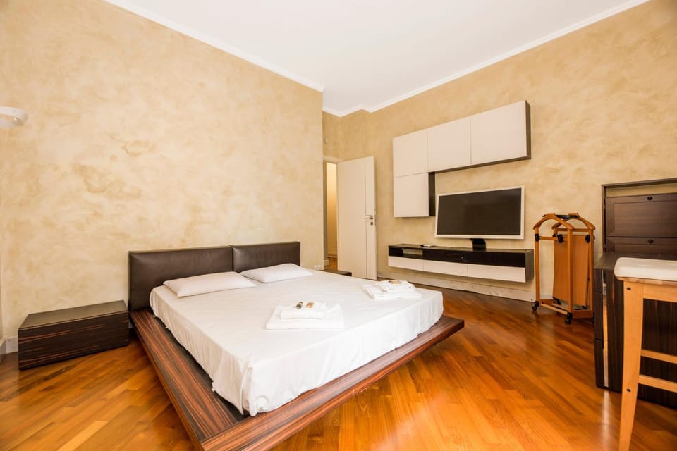 Bed, TV and multimedia, Bedroom