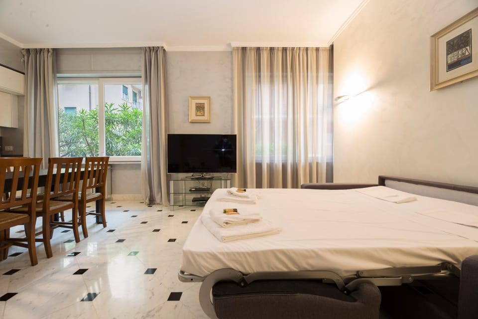 Bed, TV and multimedia, Living room, Seating area