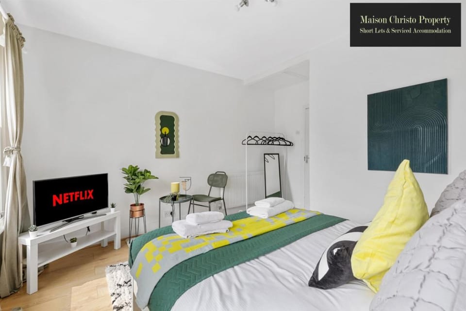 Bed, TV and multimedia, Photo of the whole room, Bedroom