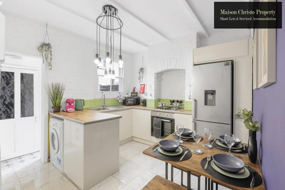 Kitchen or kitchenette, Dining area, oven, stove, toaster