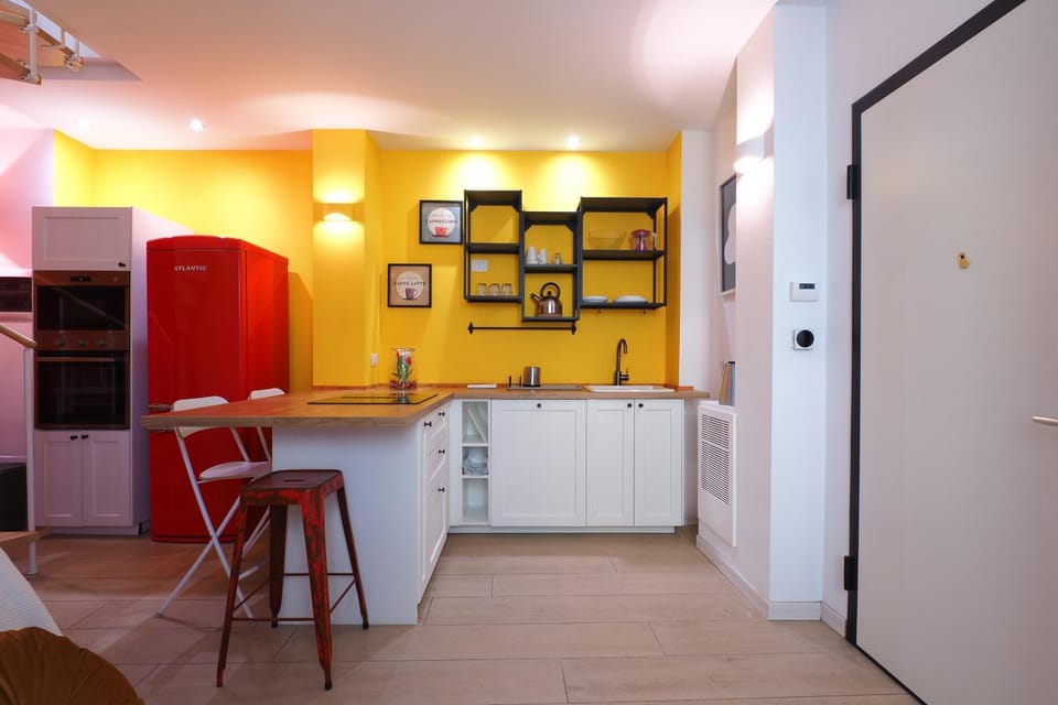 Kitchen or kitchenette, Dining area, internet, oven, stove