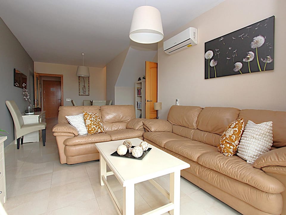 TV and multimedia, Living room, Seating area, air conditioner