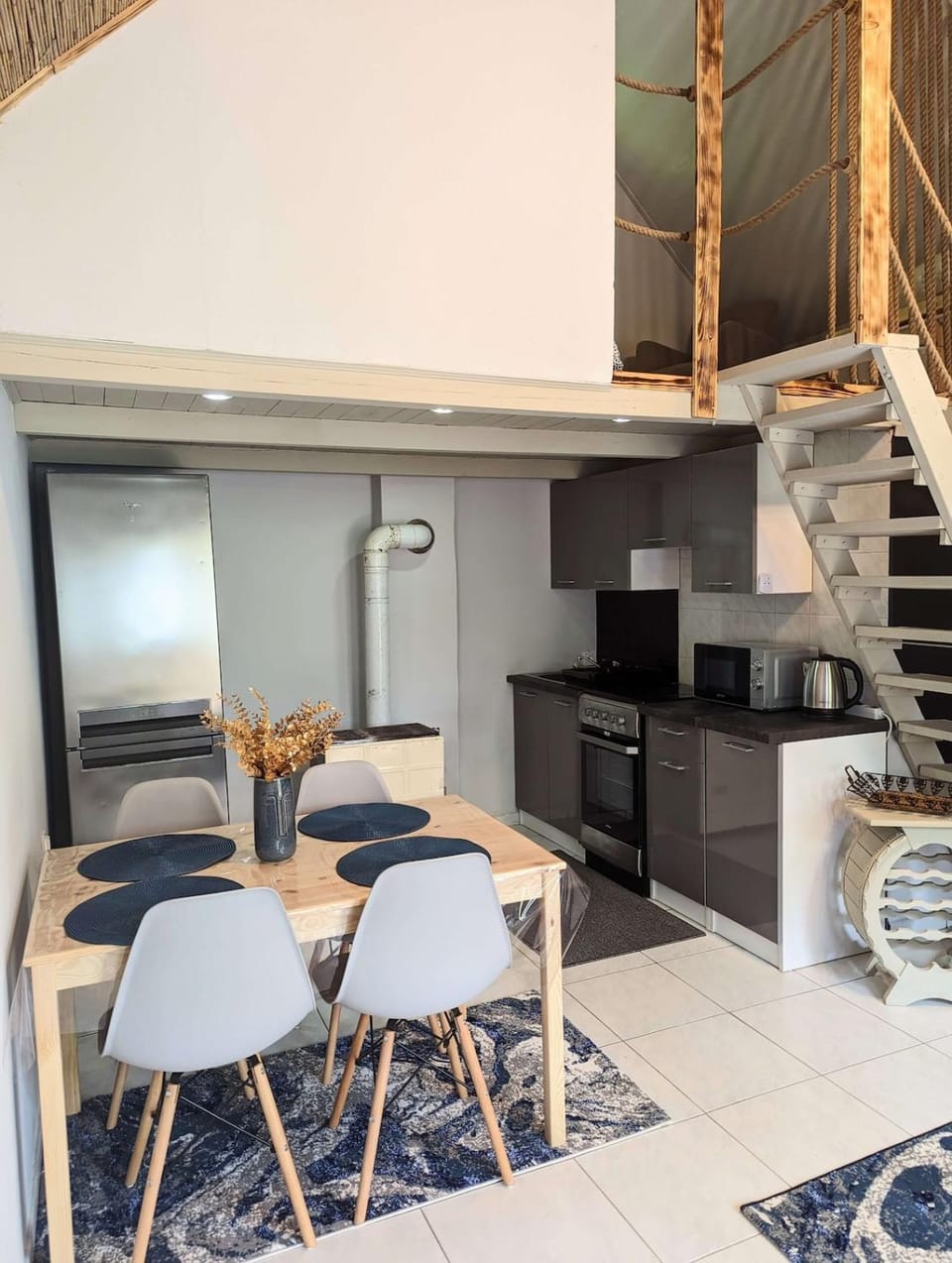 Kitchen or kitchenette, Dining area
