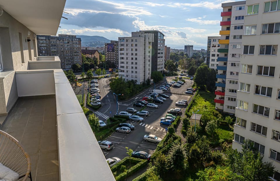 Property building, Day, Neighbourhood, Natural landscape, Bird's eye view, City view, Mountain view, Street view, Location, Quiet street view, Parking