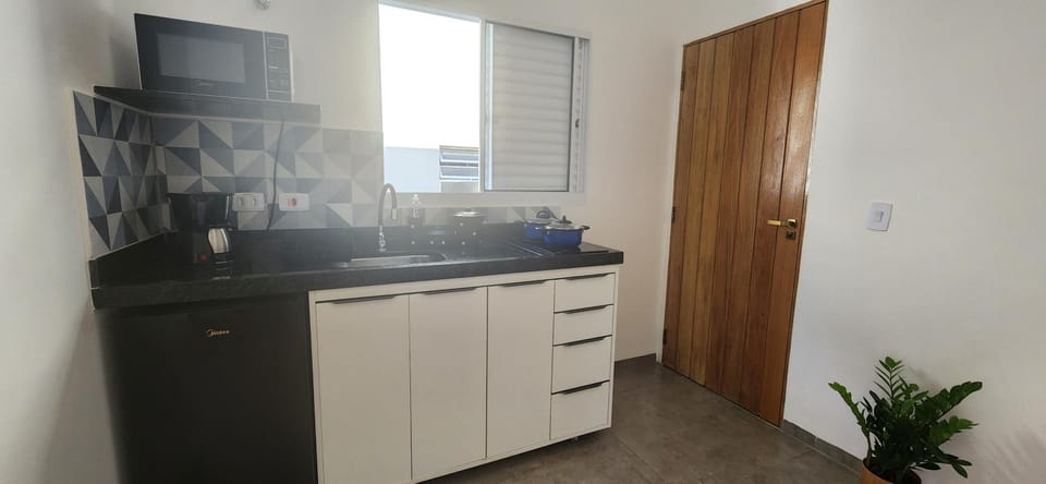 Kitchen or kitchenette, minibar, stove