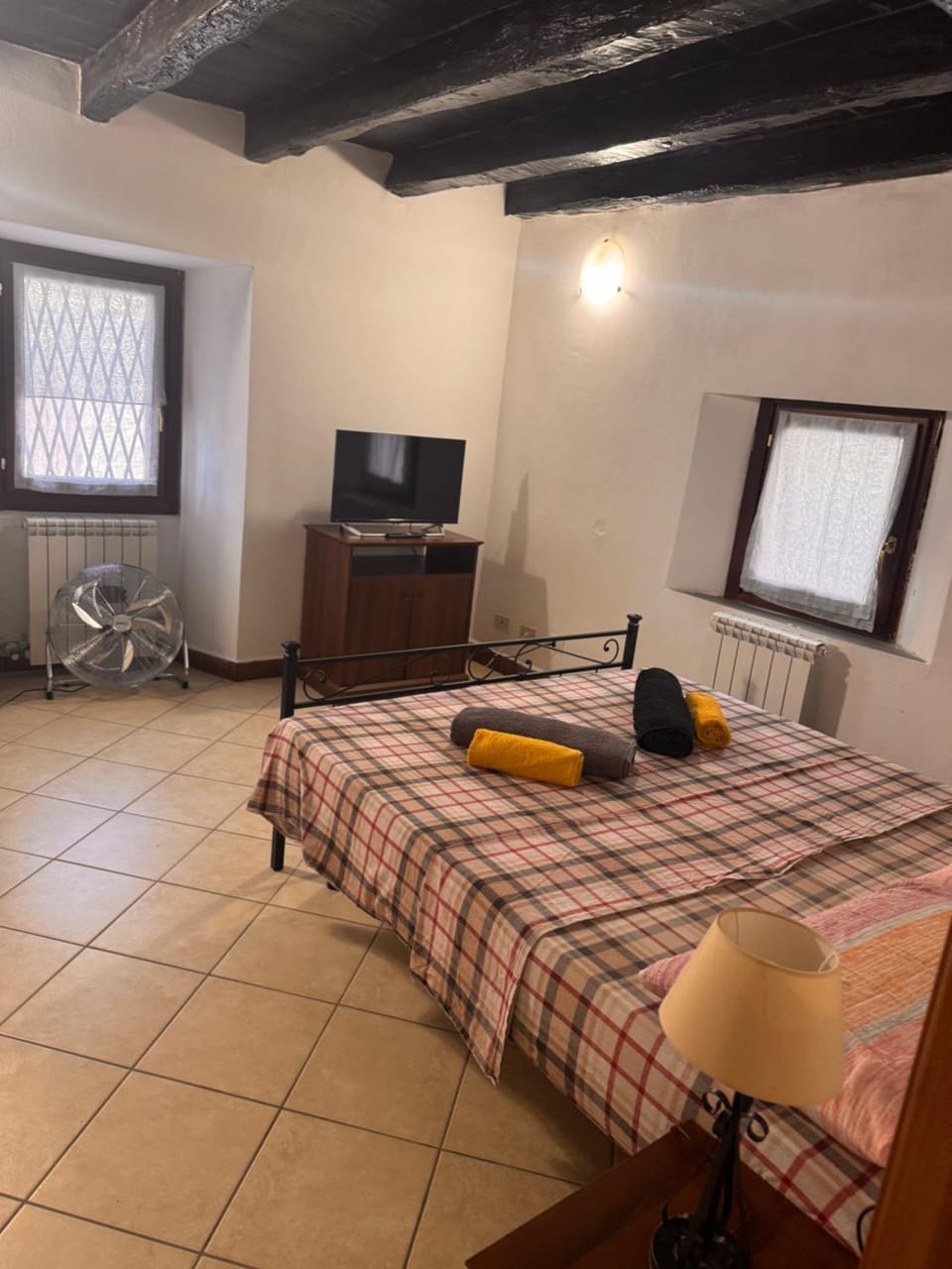 Bed, TV and multimedia, Photo of the whole room, towels