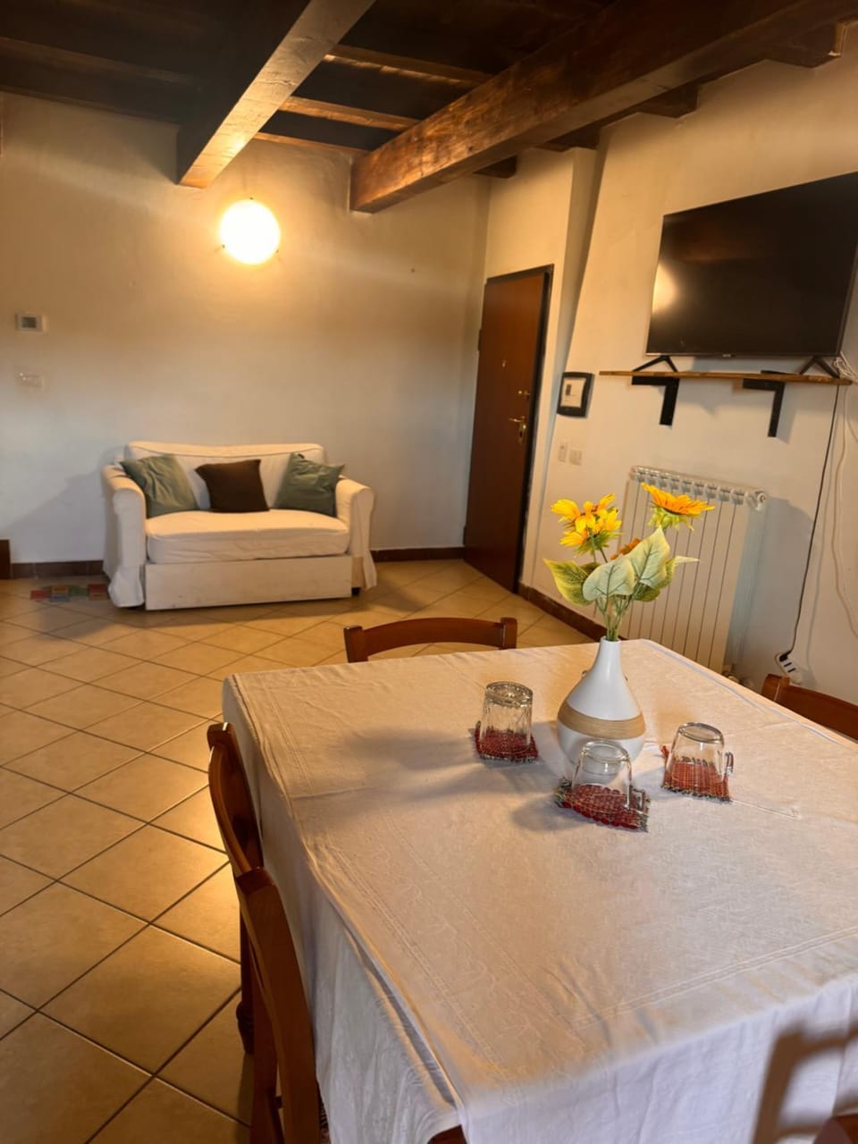 Communal lounge/ TV room, Bed, TV and multimedia, Living room, Seating area