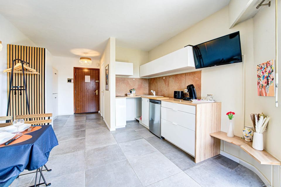 Kitchen or kitchenette, Dining area