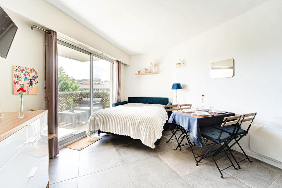 Bed, Seating area