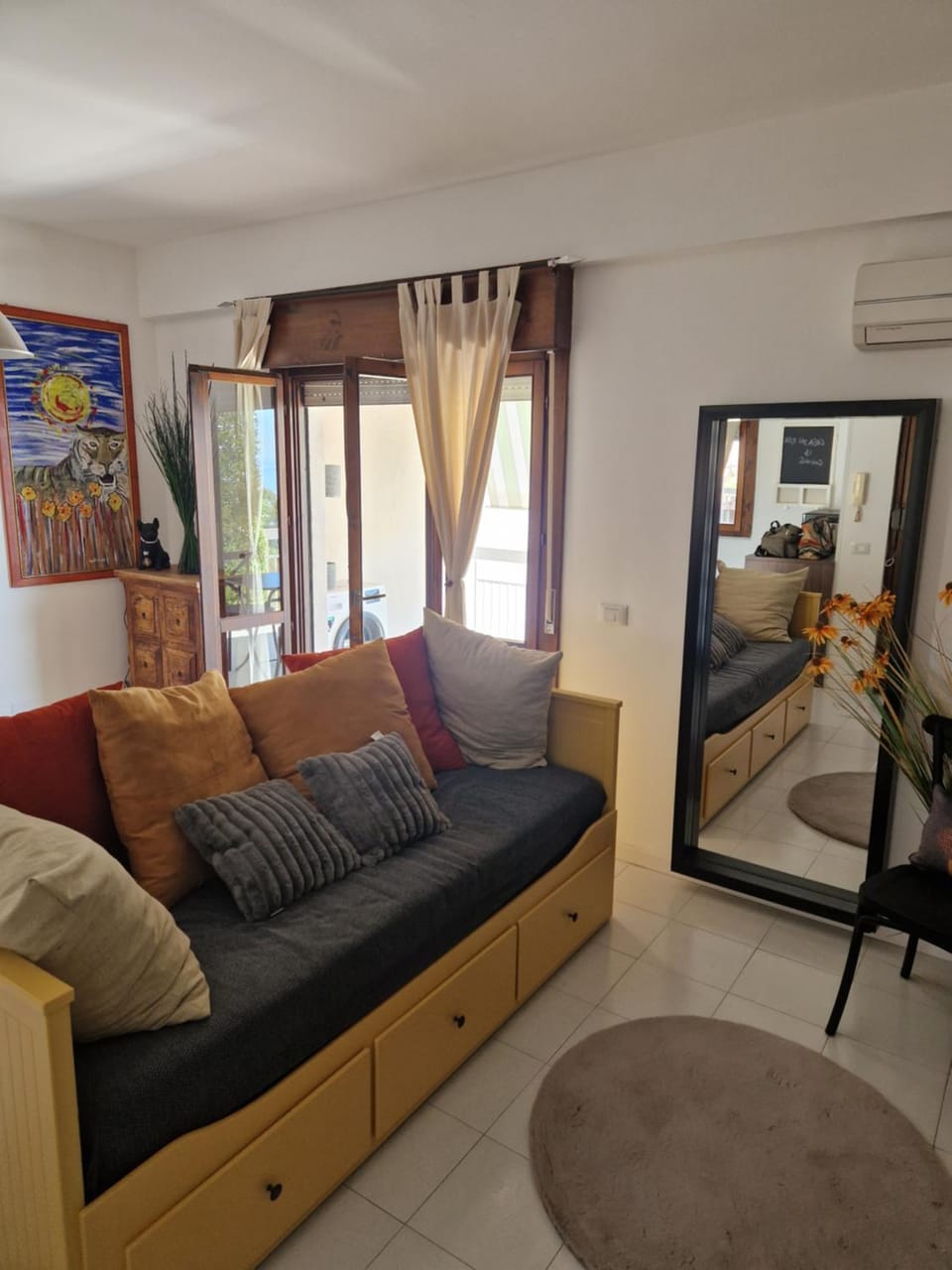 Communal lounge/ TV room, Bed, Living room