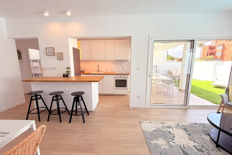 Kitchen or kitchenette, Living room, Seating area, Dining area, oven