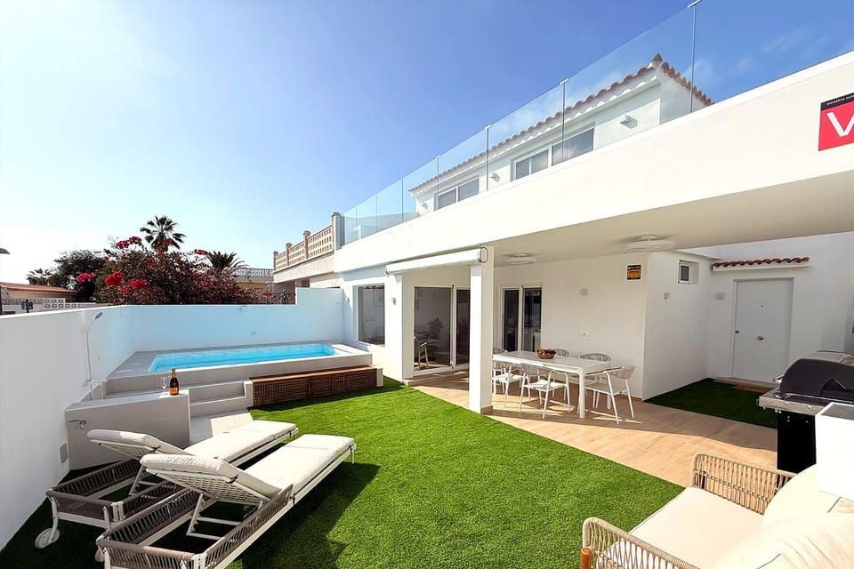Property building, Patio, Day, Balcony/Terrace, Seating area, Garden view, Pool view, Swimming pool, sunbed