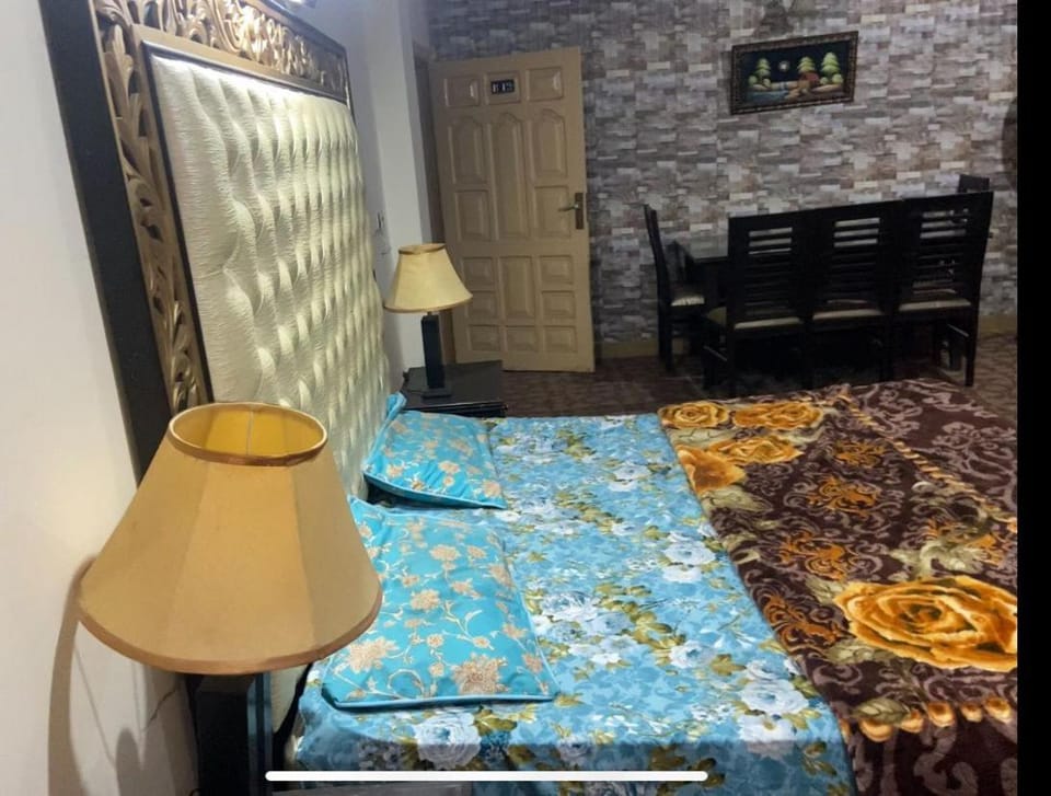 Bed, Dining area, wardrobe