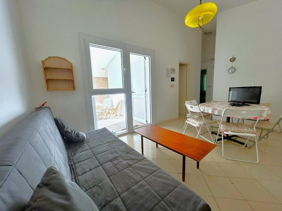 Living room, Seating area, Dining area, Lunch