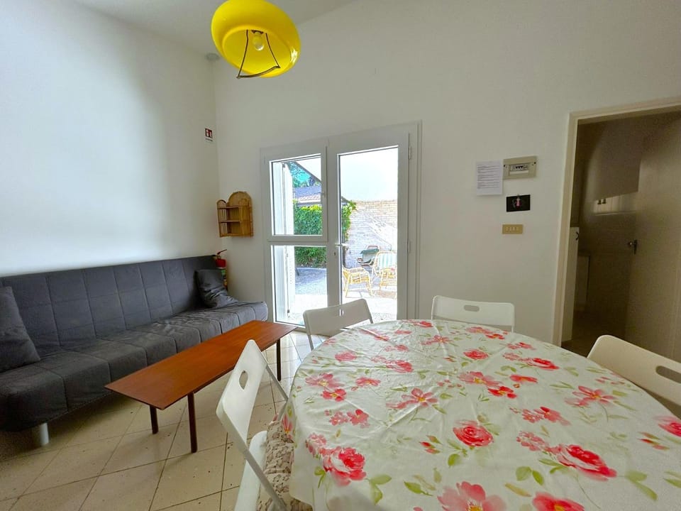 Living room, Seating area, Dining area, Lunch
