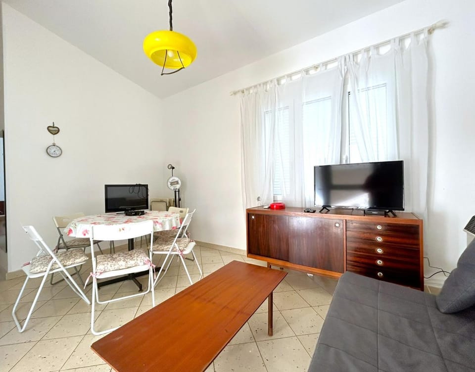 Living room, Seating area, Dining area, Lunch