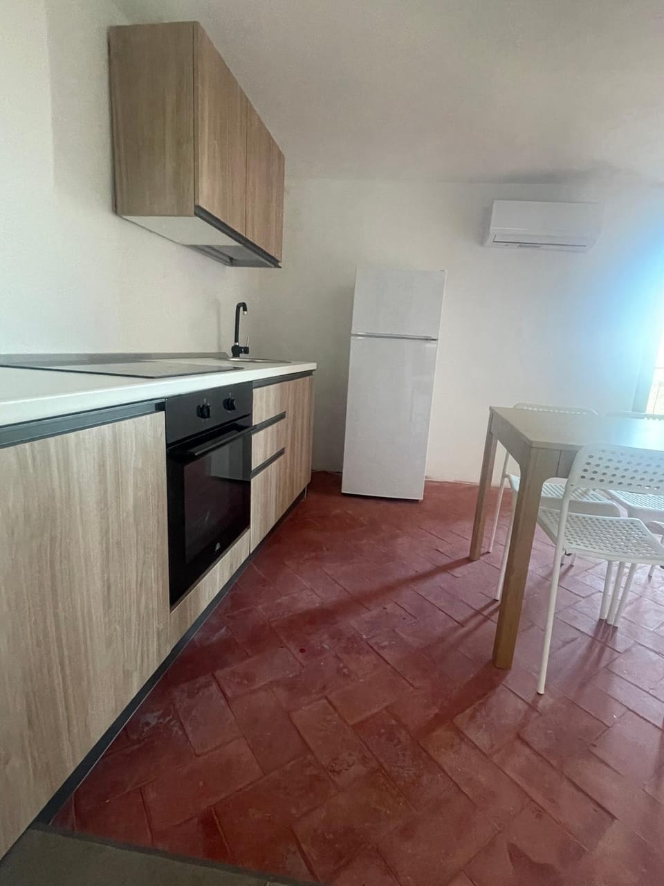 Kitchen or kitchenette, Dining area, oven, stove
