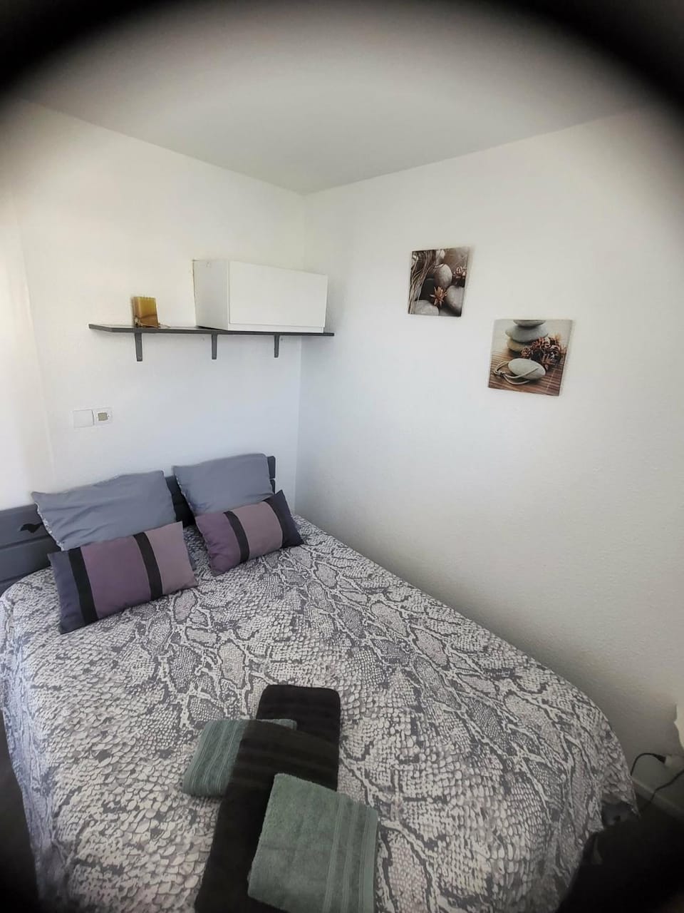 Bed, Bedroom, towels