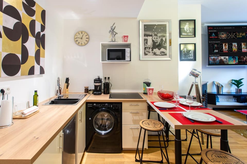 Coffee/tea facilities, internet, microwave, stove, washing machine, kitchen