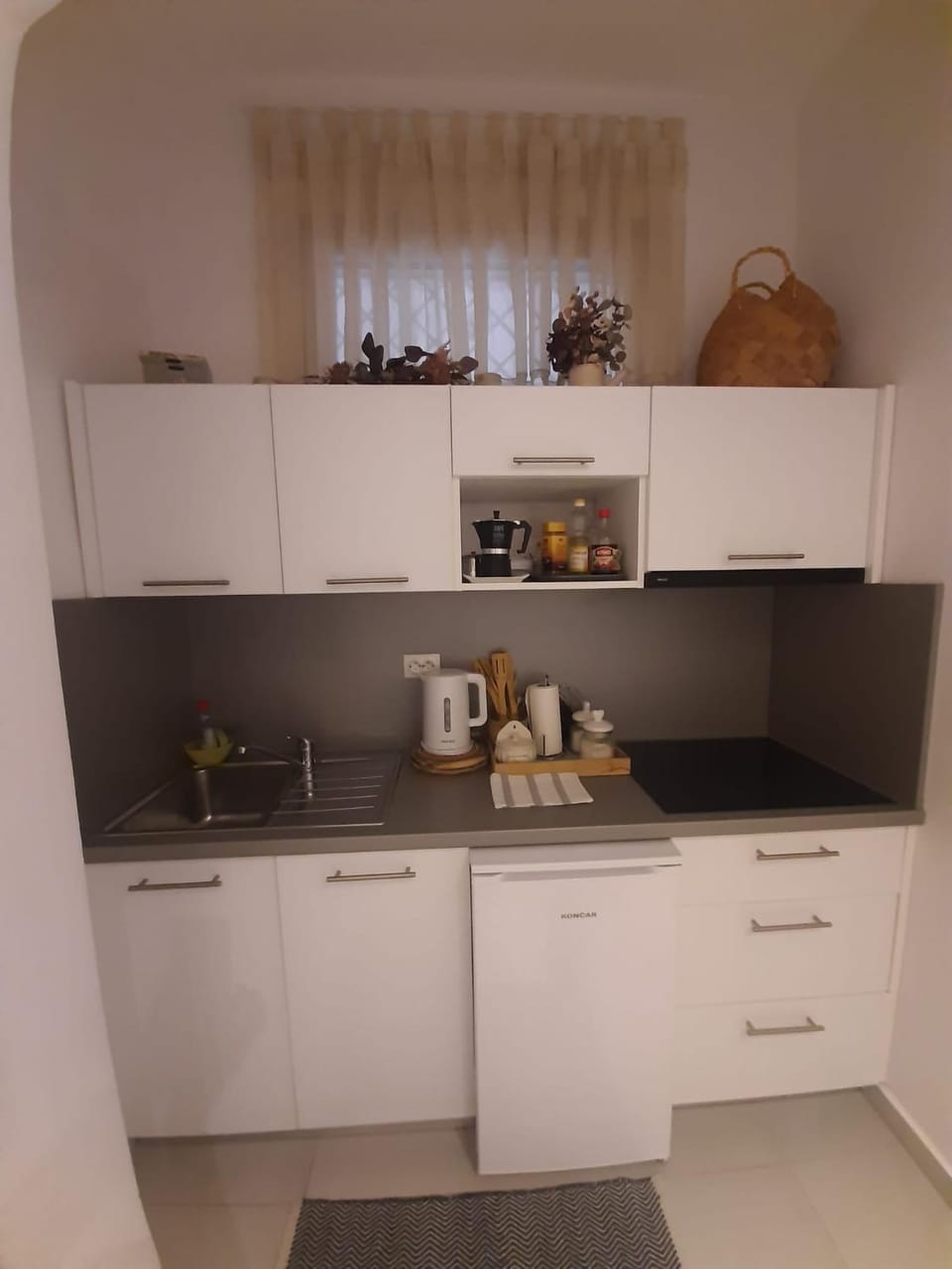 Coffee/tea facilities, Kitchen or kitchenette, stove, toaster