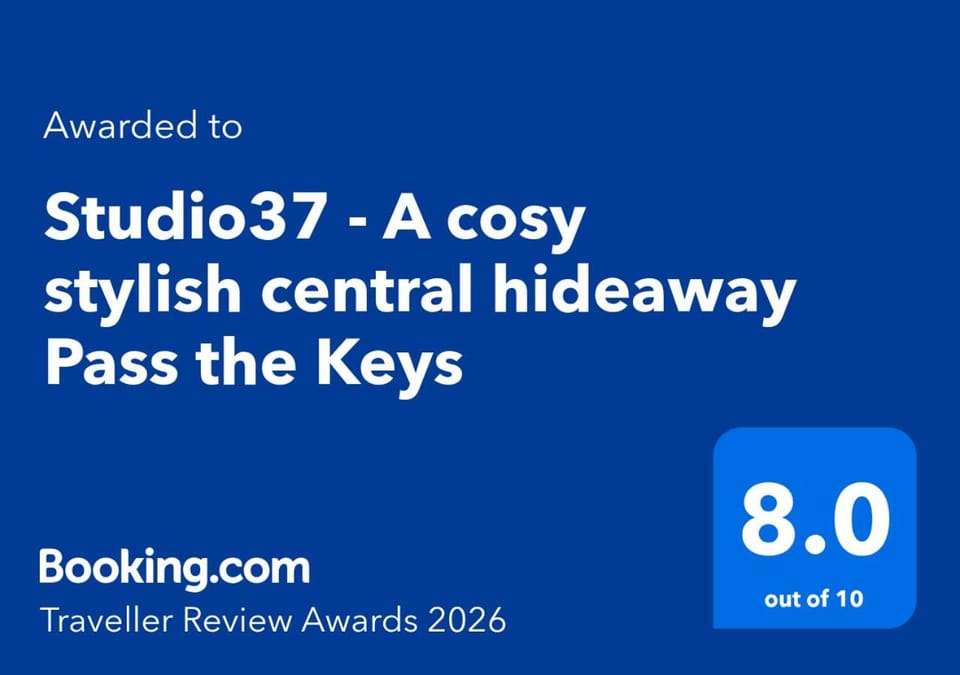 Studio37 - A cosy stylish central hideaway Pass the Keys Apartment in Cirencester