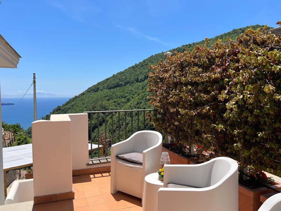Rooms Hub Costa d'Amalfi - Vietri sul Mare Bed and Breakfast in Campania