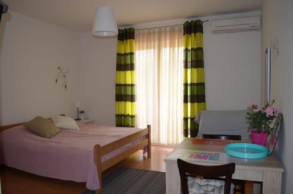 Bed, Living room, Dining area, Bedroom