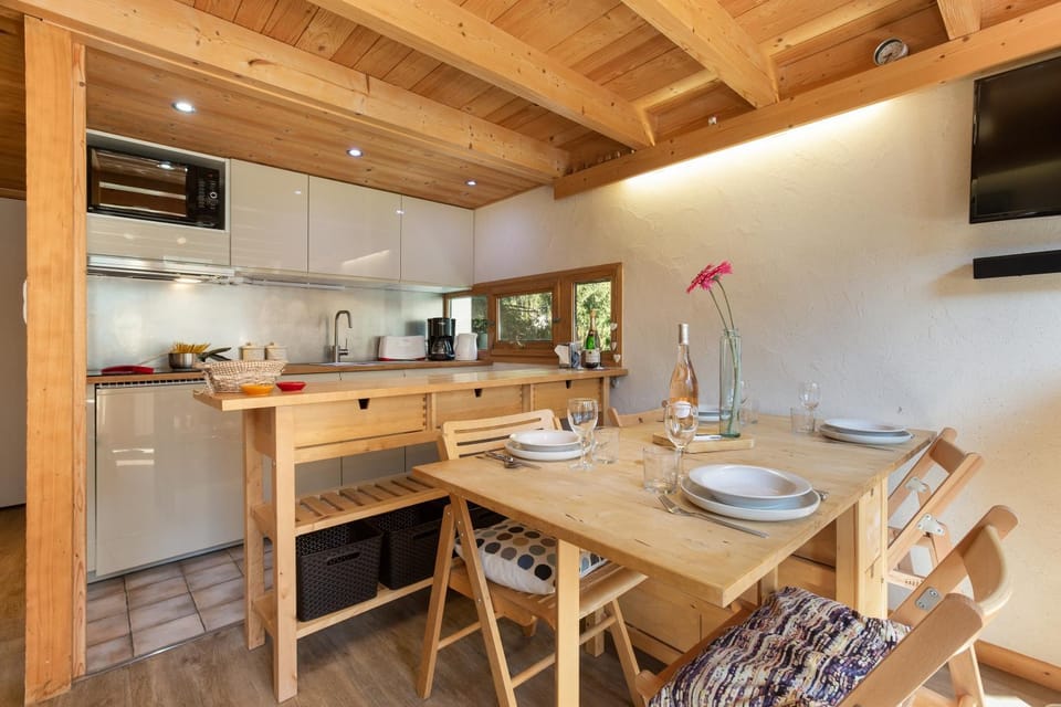 Kitchen or kitchenette, Dining area
