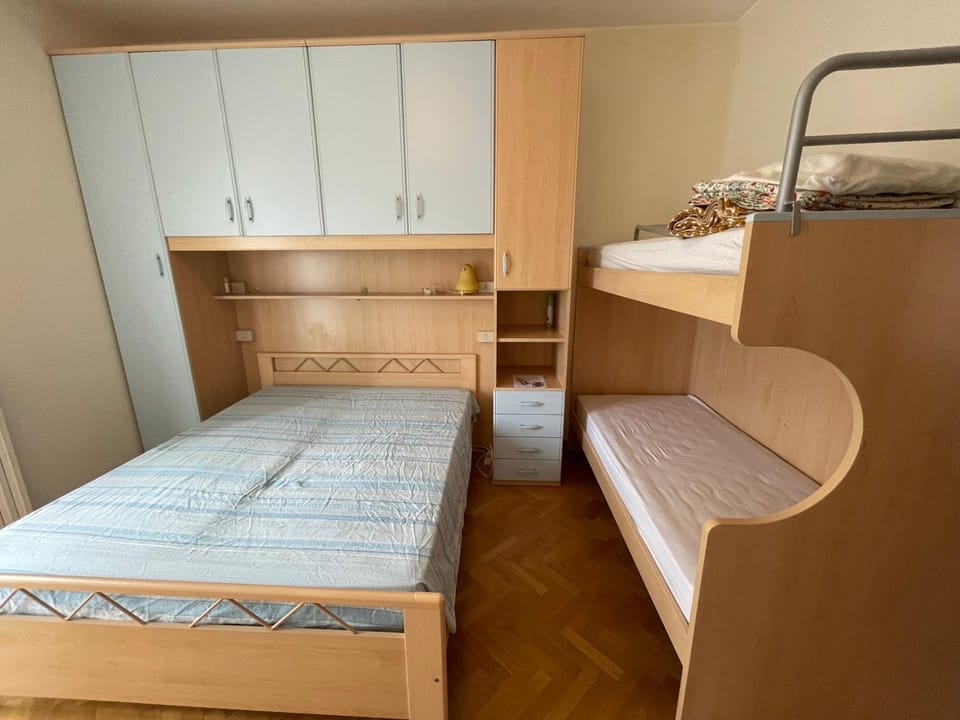 Bed, Photo of the whole room, bunk bed