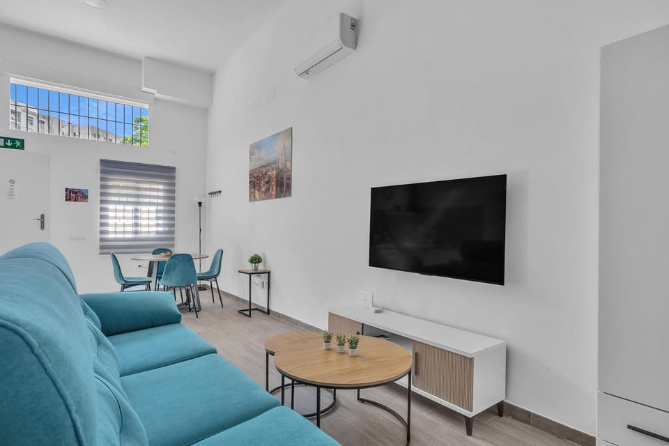 TV and multimedia, Living room, Seating area, air conditioner