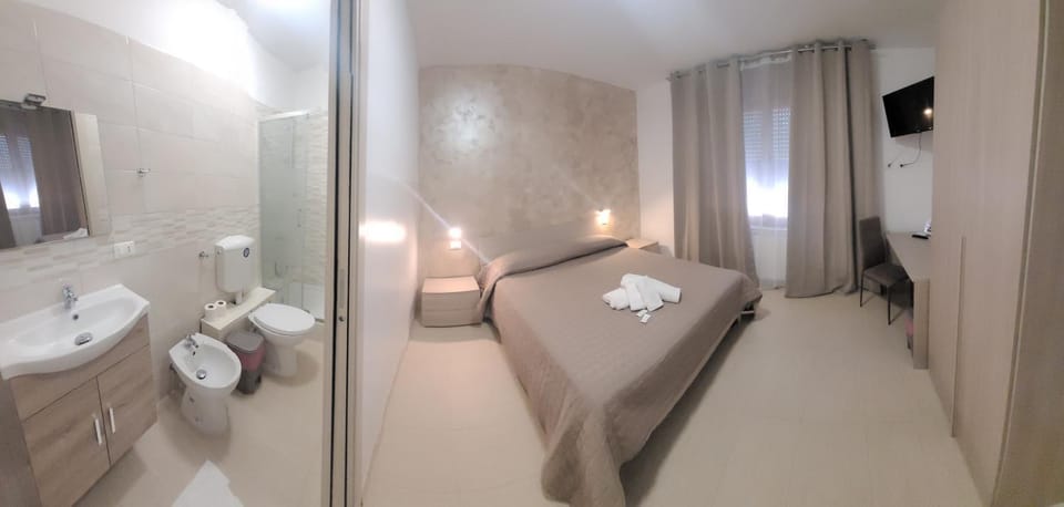 Shower, Toilet, Bed, Bathroom, TV and multimedia, Photo of the whole room, Bedroom, towels