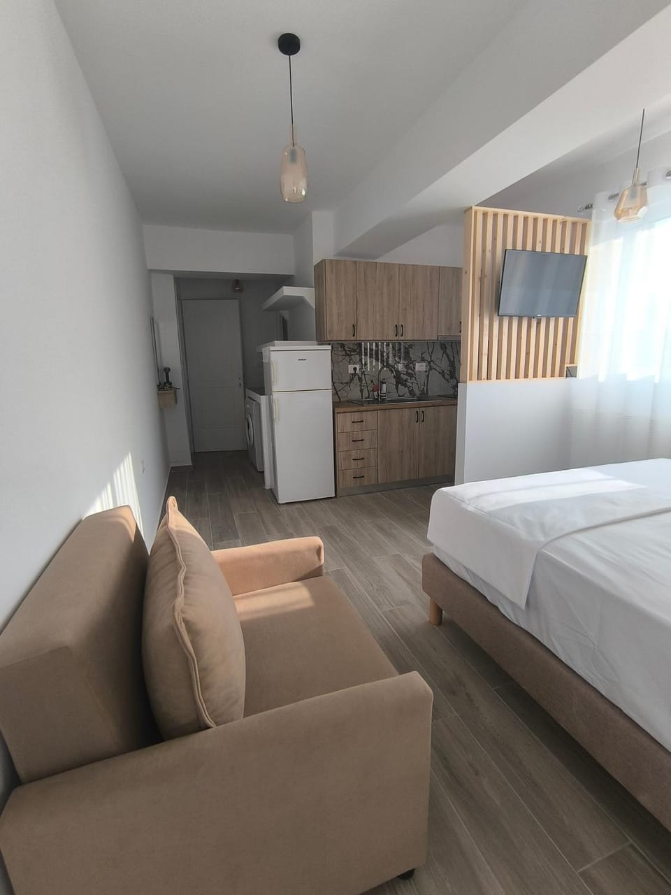 Bed, TV and multimedia, Photo of the whole room, kitchen