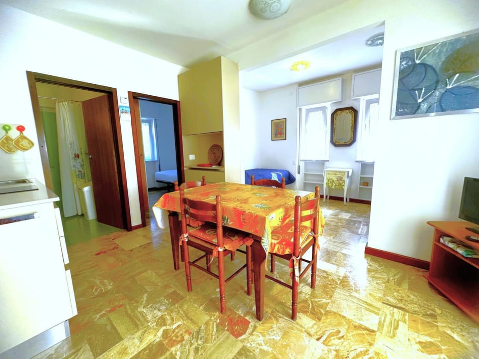 Living room, Dining area, Lunch