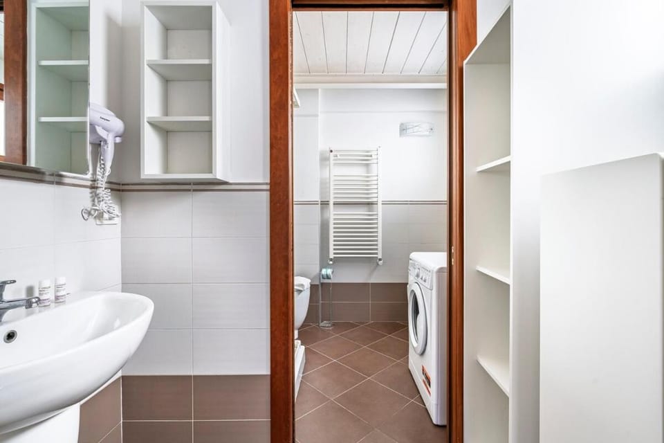 Window on the Arno II Netflix, WiFi, AC Apartment in Florence