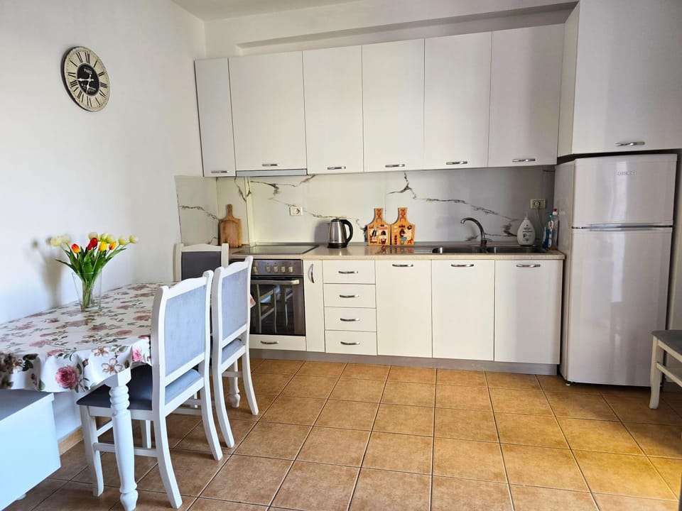 Kitchen or kitchenette, Dining area, oven, pet friendly, stove