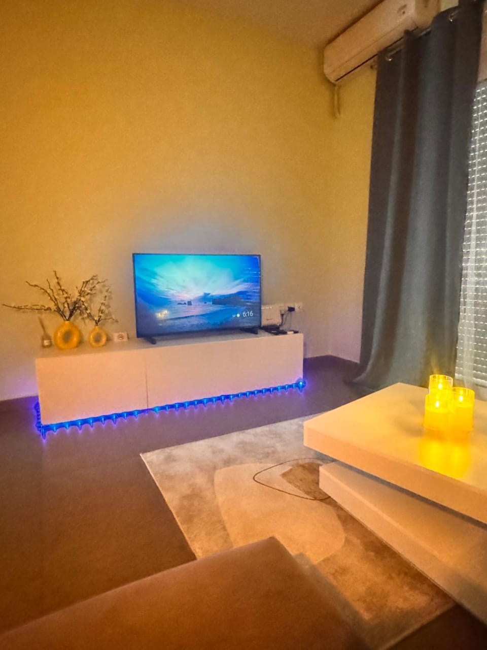 Communal lounge/ TV room, TV and multimedia, Living room, Seating area, Evening entertainment