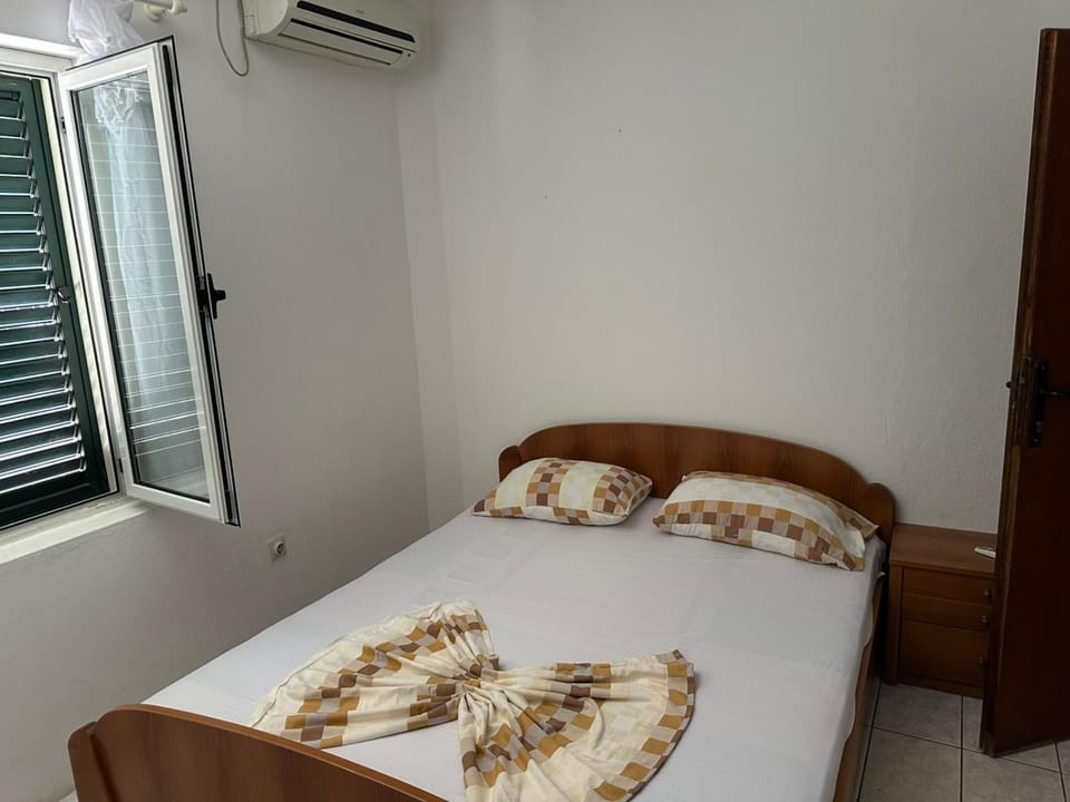 Bed, Bedroom, air conditioner