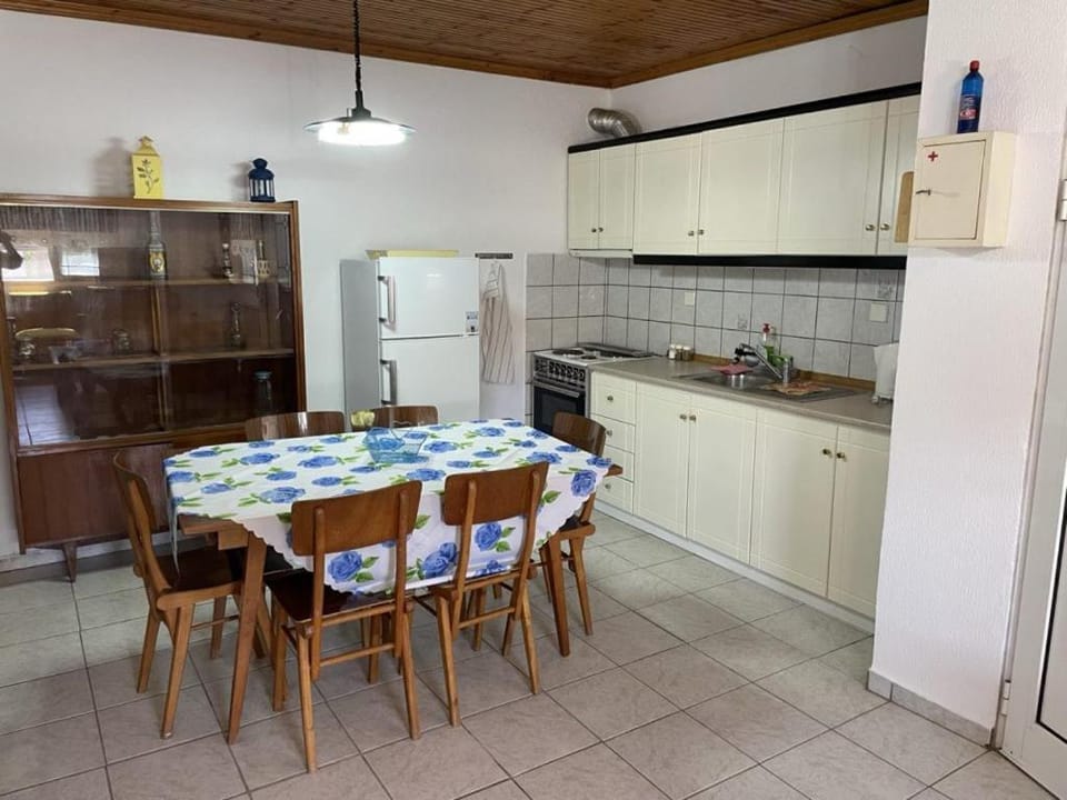 Kitchen or kitchenette, Dinner