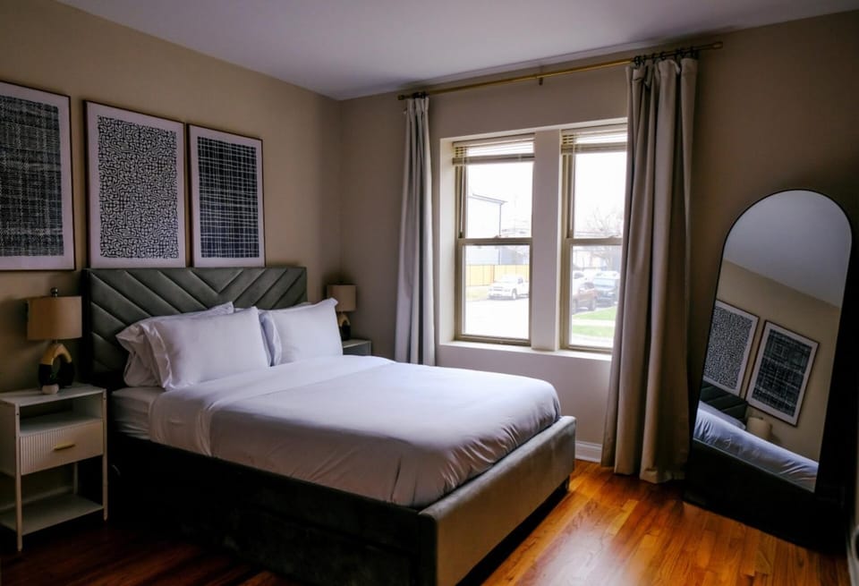 2BR Fitness Pad • Private Gym • Sleeps 7 Apartment in Chicago