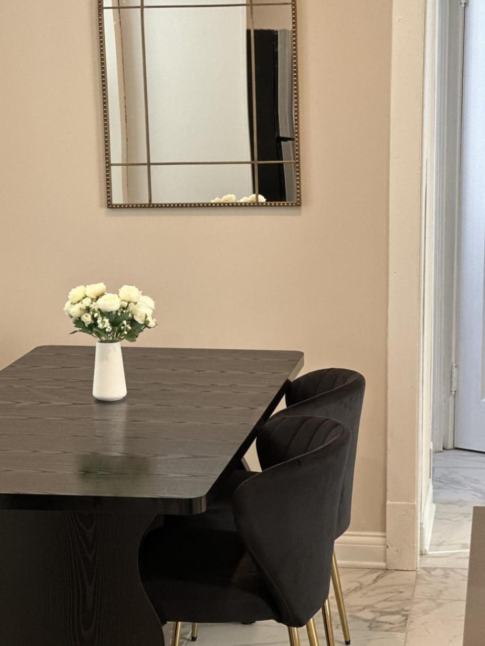 Private Workspace • Sleeps4 • Modern Stylish Stay Apartment in Chicago