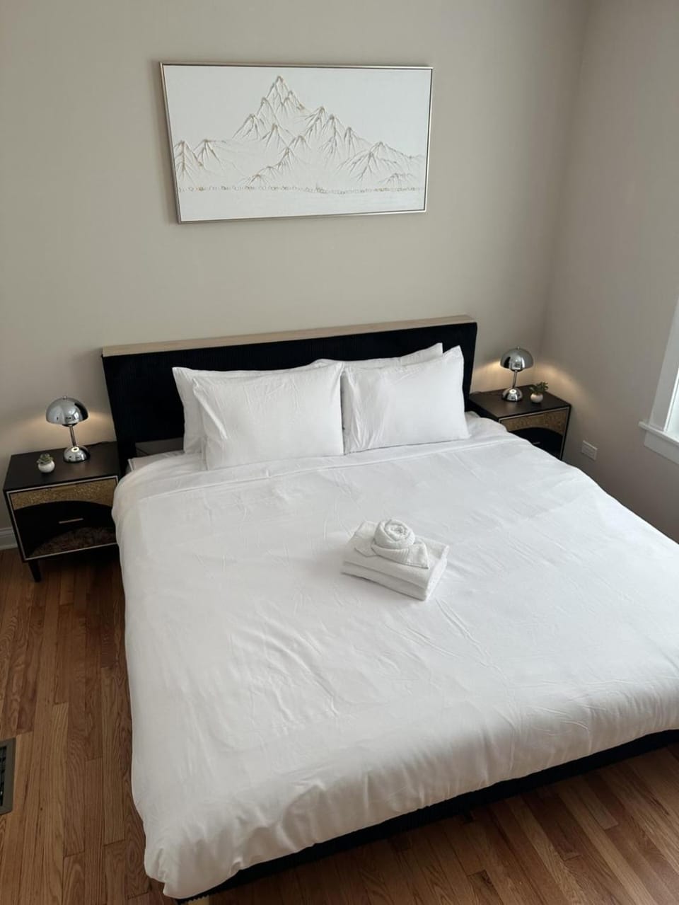 Private Workspace • Sleeps4 • Modern Stylish Stay Apartment in Chicago