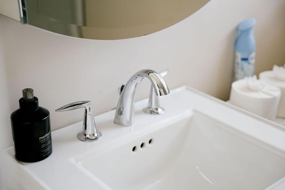 Private Workspace • Sleeps4 • Modern Stylish Stay Apartment in Chicago