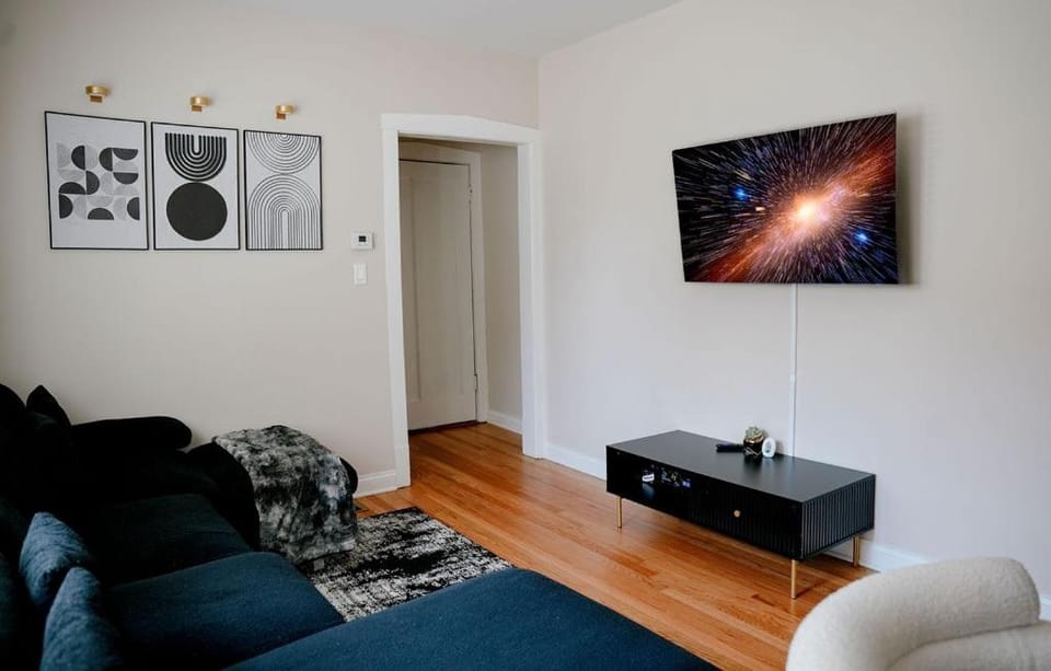 Private Workspace • Sleeps4 • Modern Stylish Stay Apartment in Chicago