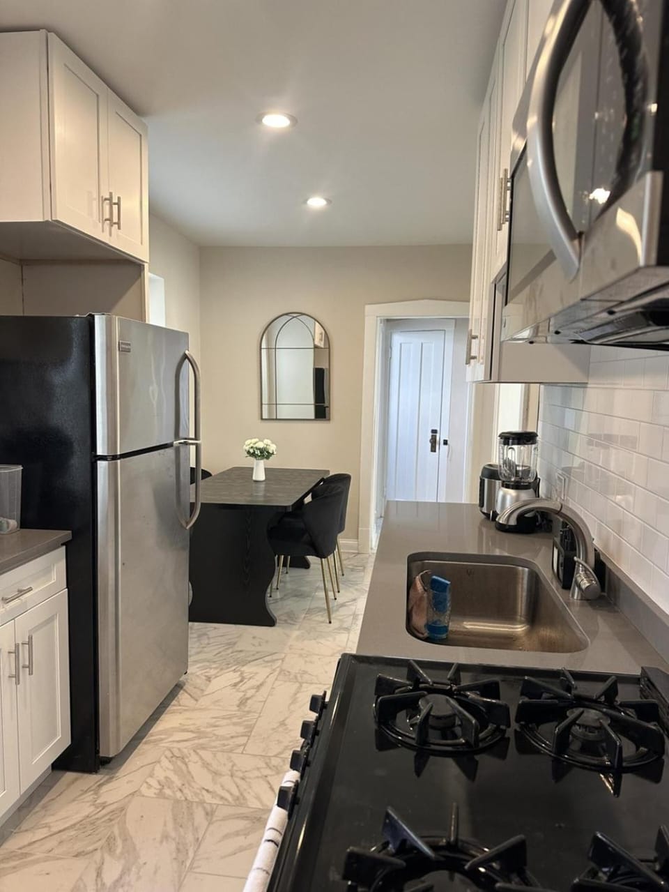Private Workspace • Sleeps4 • Modern Stylish Stay Apartment in Chicago