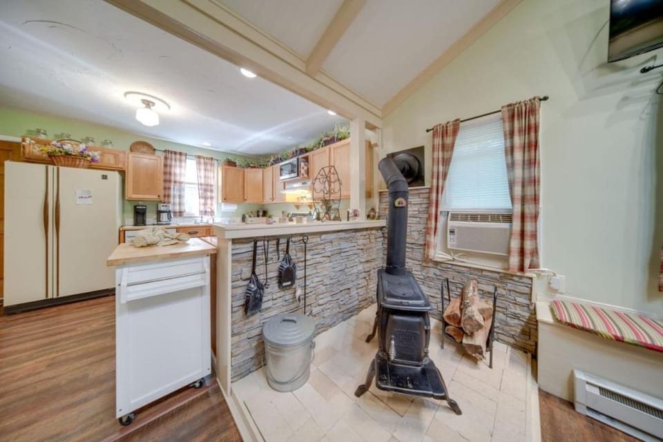 Earths River Retreat Kayaks Wineries and GOTL House in Lake Erie