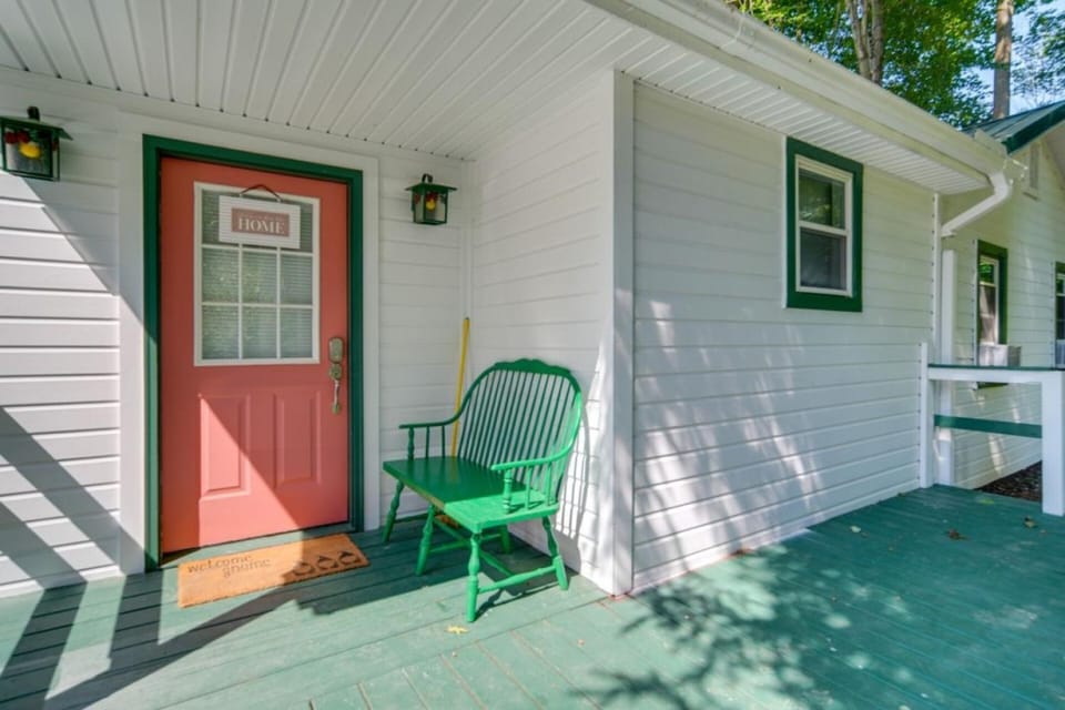 Earth's River Retreat: Kayaks, Wineries & GOTL House in Lake Erie