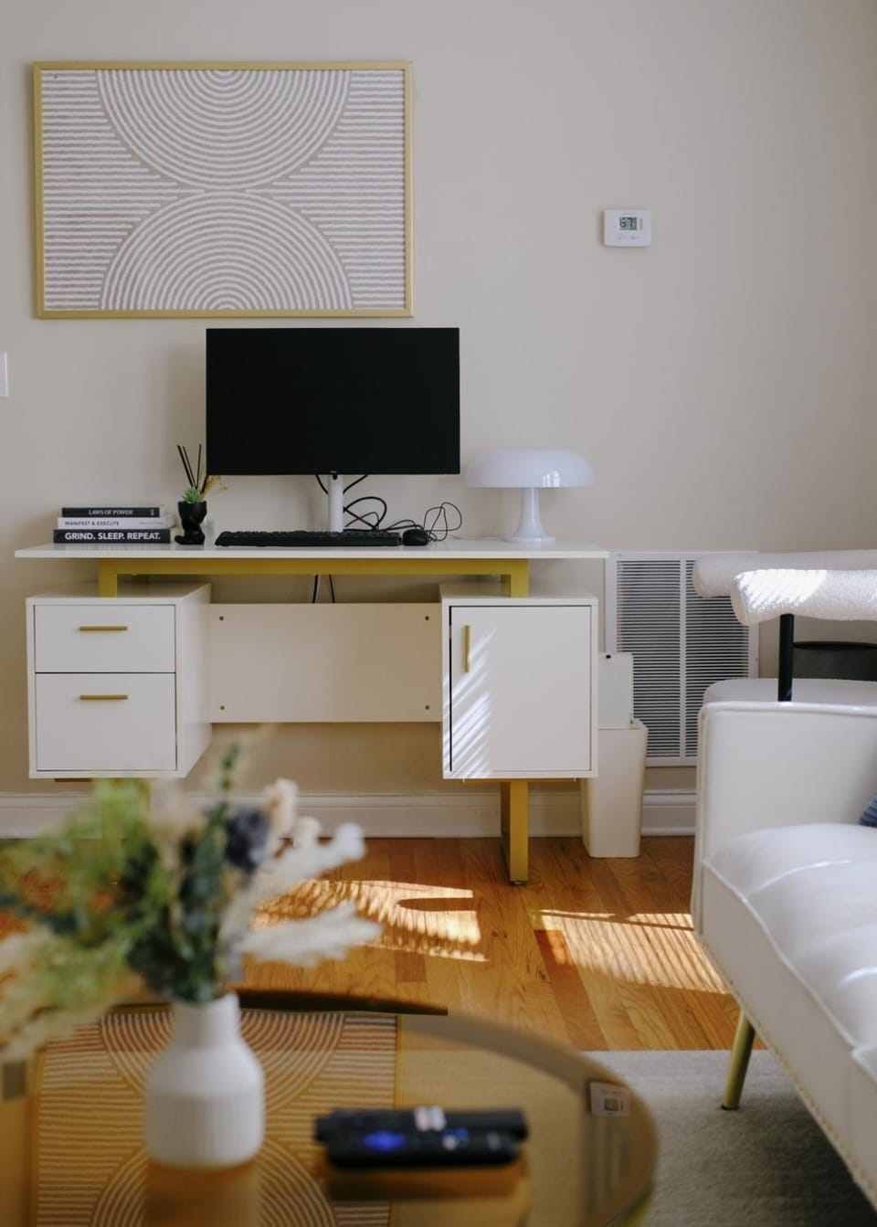 Sleeps 7 • Huge Projector • Designated Workspace Apartment in Chicago